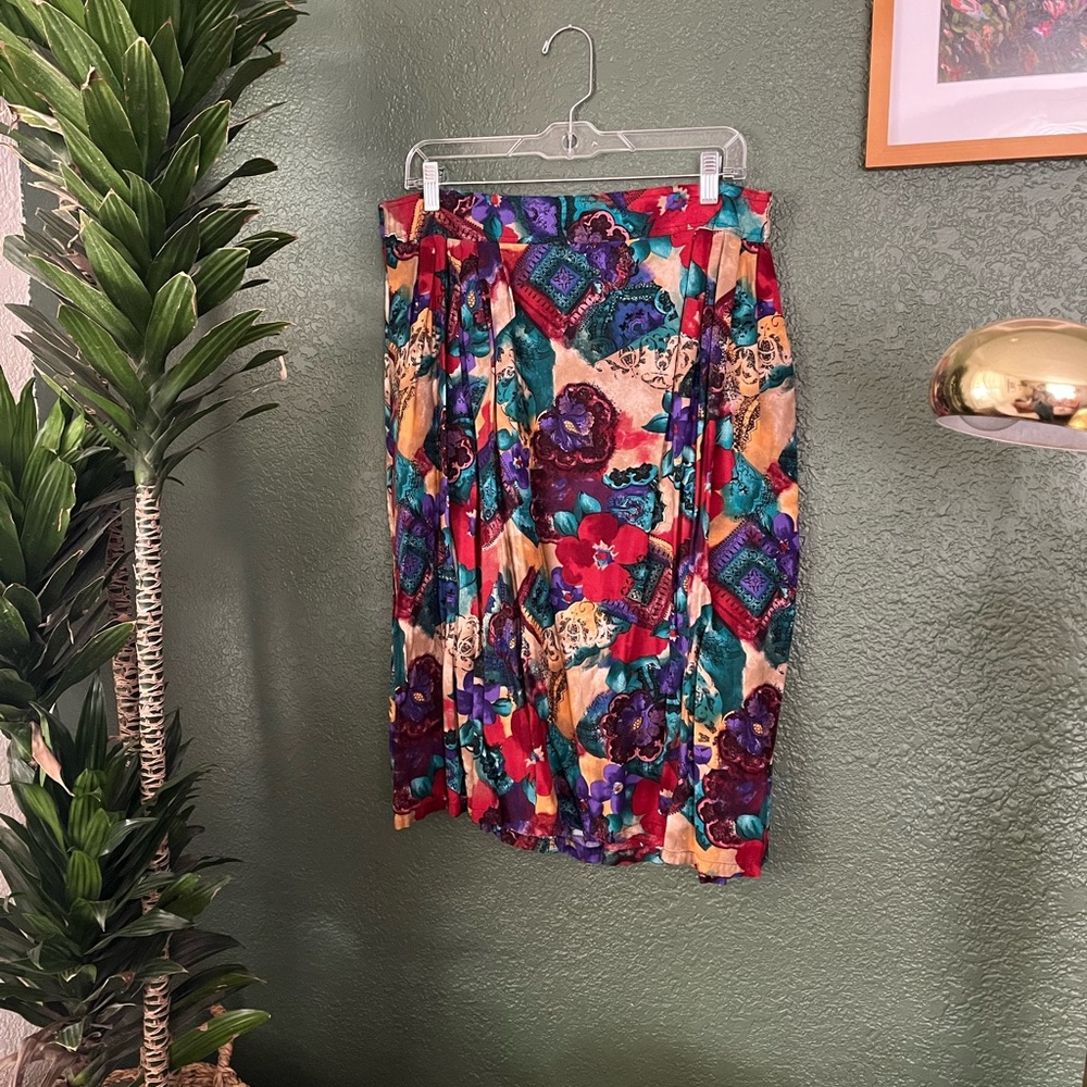 Vintage knee length flowy skirt